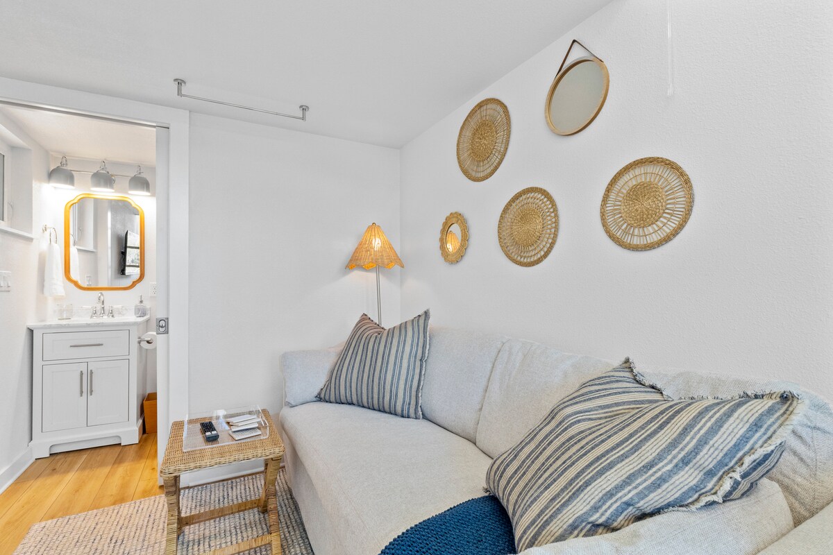 Bright & Spacious Stay: A+ Deck & Greenbelt Views!