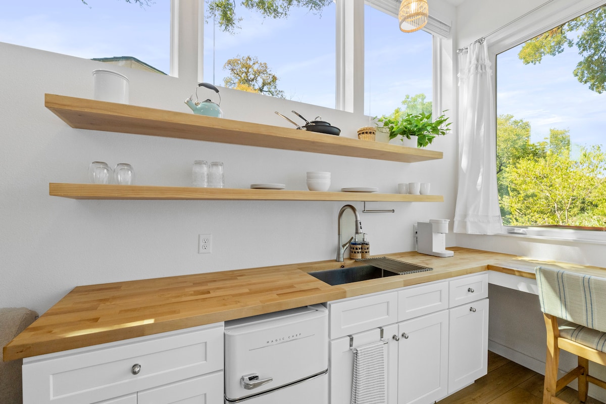 Bright & Spacious Stay: A+ Deck & Greenbelt Views!