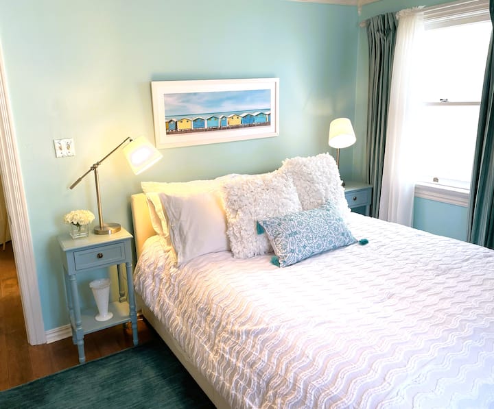 V modrej izbe je pohodlná manželská posteľ Queen, šatník s policami a okennou klimatizáciou.