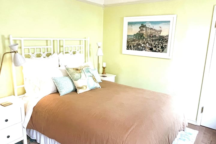 Žltá izba má útulnú manželskú posteľ s luxusnou posteľnou bielizňou, skvelým svetlom na čítanie a veľkým šatníkom.