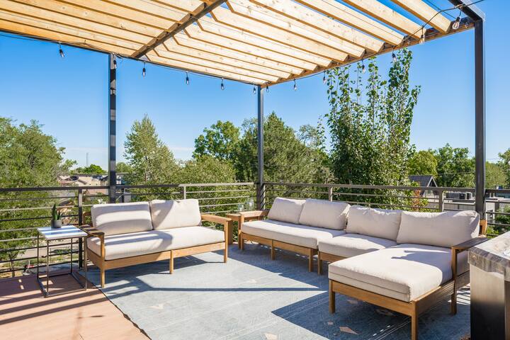 Wyandot House: Rooftop Hot Tub, Theater, Game Room gallery image 3