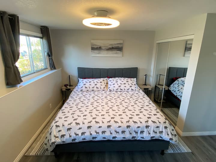 Cama tamaño king y sábanas de algodón o franela

Cortinas que oscurecen la habitación, mesitas de noche con complementos USB, luces LED nocturnas con cargadores QI.

Armario de tamaño completo con puertas de espejo y muchas perchas.

Almohadas y mantas adicionales en el armario.