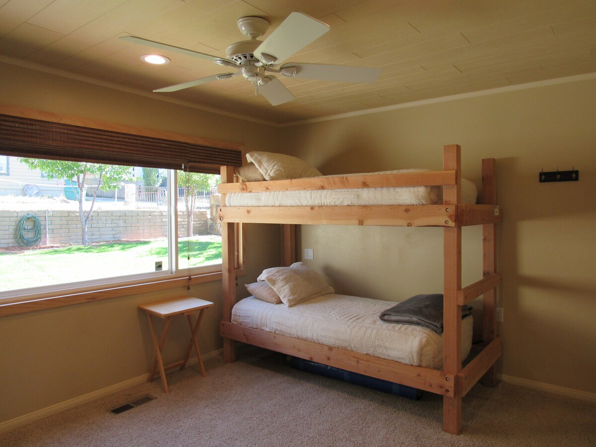 ห้องนอนที่ 2 มีเตียงสองชั้นคู่และพัดลมเพดาน