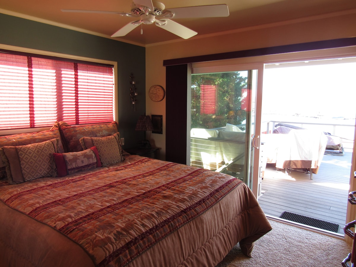ห้องนอนใหญ่มีประตูบานเลื่อนไปยังดาดฟ้าด้านหลังและวิวทะเลสาบ