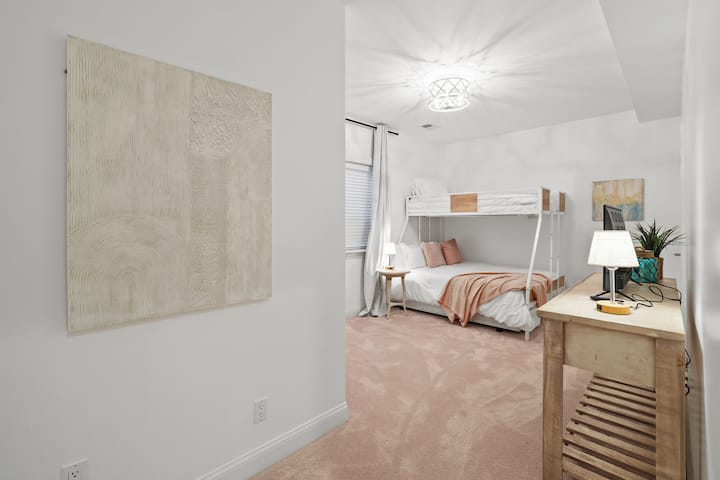 地下室双层床房中的第二间配有两张单人床（包括一张脚轮）和一张双人床，均配备记忆泡沫床垫和床垫，可供优质睡眠。  室内电视可提供额外的娱乐设施。