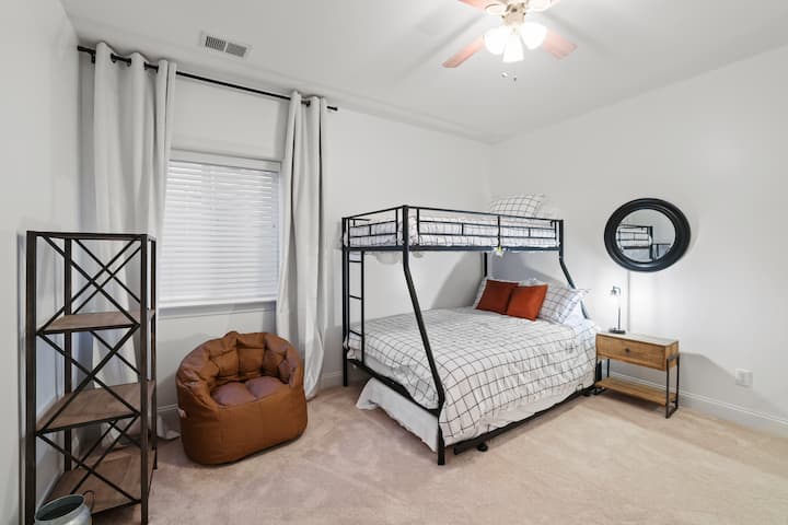 两个地下室双层床房之一包括两张单人床（包括一张脚轮）和一张双人床，均配备记忆泡沫床垫和床垫，可供优质睡眠。  室内电视可提供额外的娱乐设施。