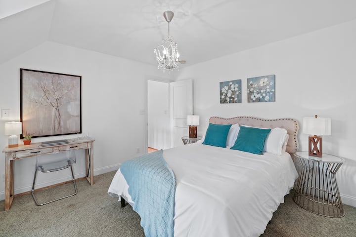 楼上的另一间卧室包括一张标准双人床、绿茶、记忆泡沫床垫、工作区和附带的更衣室，足够大，可以容纳打包和玩耍、行李等。