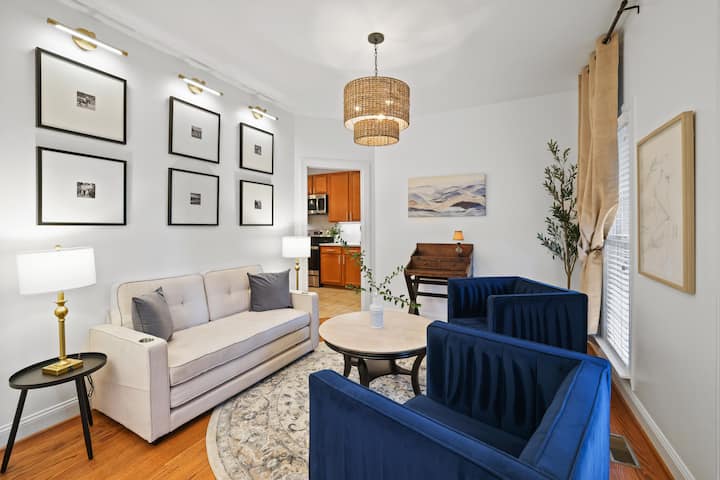 欢迎房间的额外工作空间可供远程工作，沙发可转换为记忆泡沫双人床，可供额外的睡眠选择。