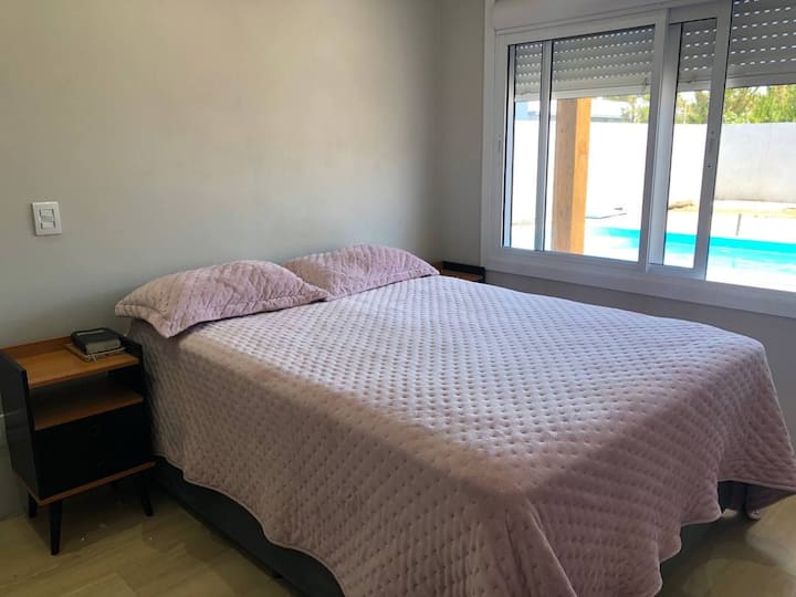 Anzugschlafzimmer (mit Bad) plus Schrank.