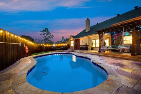 Luxurious gem with a pool, spa and outdoor kitchen