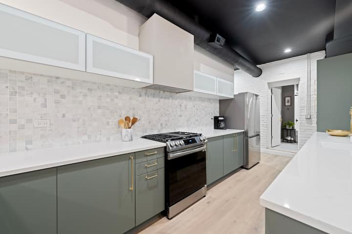 Chic Ukrainian Village Home: 4 Bedrooms 2 Bath - Chicago, IL