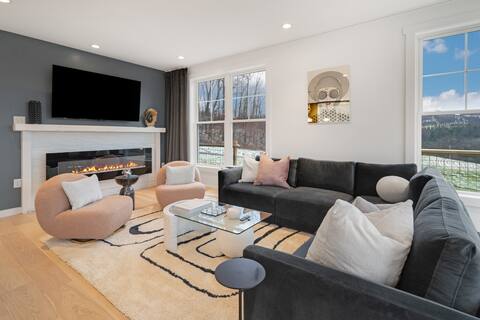 Hilltop- Luxury Home with views and a dog run