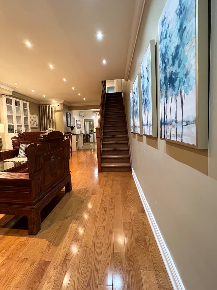 Cozy Family Room W/t 2 Beds And Private Bathroom - Toronto