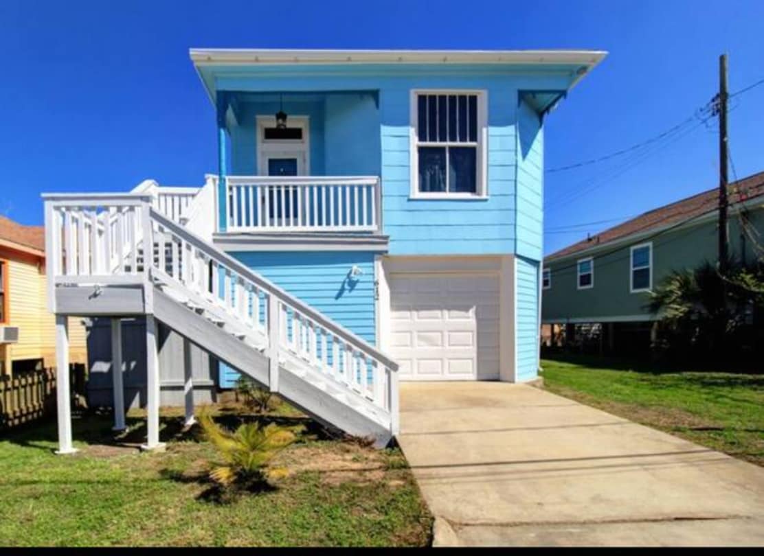 Mermaid's Lair Hot Tub and Pets! Houses for Rent in Galveston, Texas