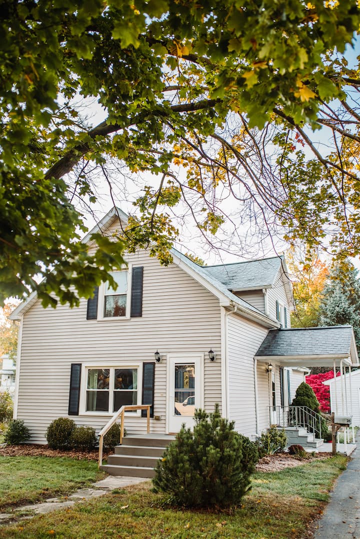 The Homestead at Hillsdale (.4 miles from campus)