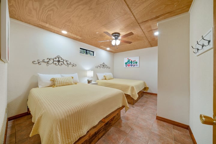 Bedroom 4, two queens