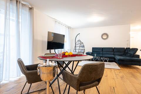 LiT LiVING: Luxury | Box SprIng | Parking | 2 BR