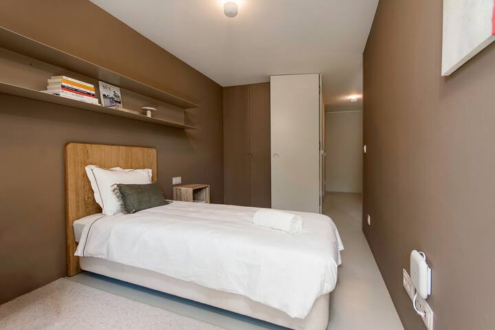 Sunny and design house in Ajuda / Free parking gallery image 4