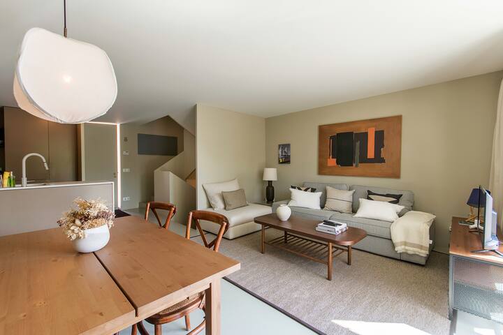 Sunny and design house in Ajuda / Free parking gallery image 2