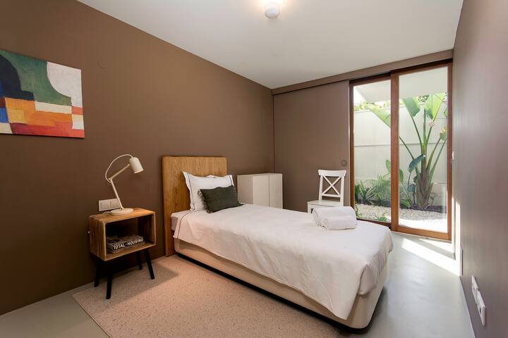 Sunny and design house in Ajuda / Free parking gallery image 5