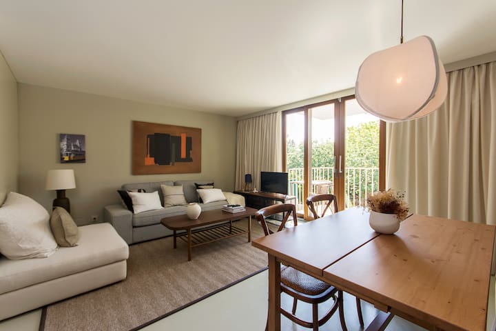 Sunny and design house in Ajuda / Free parking