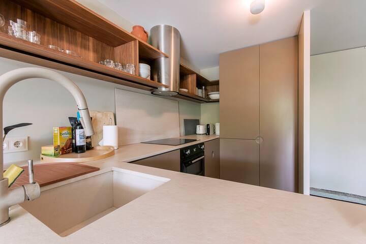 Sunny and design house in Ajuda / Free parking gallery image 3