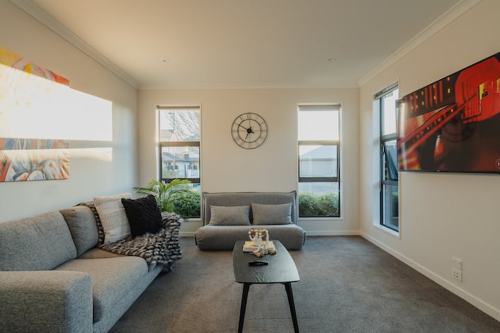 Elegant 3br Home On Mustang Avenue - Rolleston