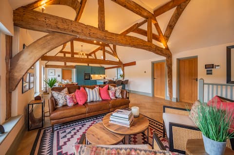 Top performing Airbnb: Thameside - Riverside location with AIR CON in Henley On Thames