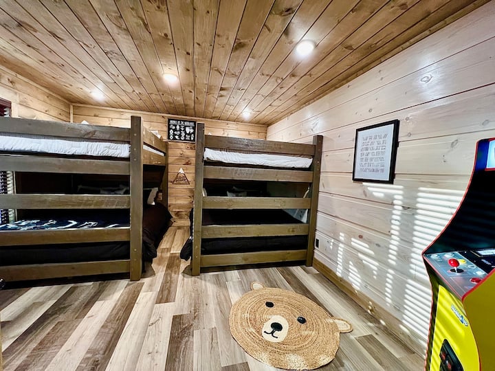 غرفة النوم الثالثة/أسرّة بطابقين (جميع الأسرّة بحجم كوين)