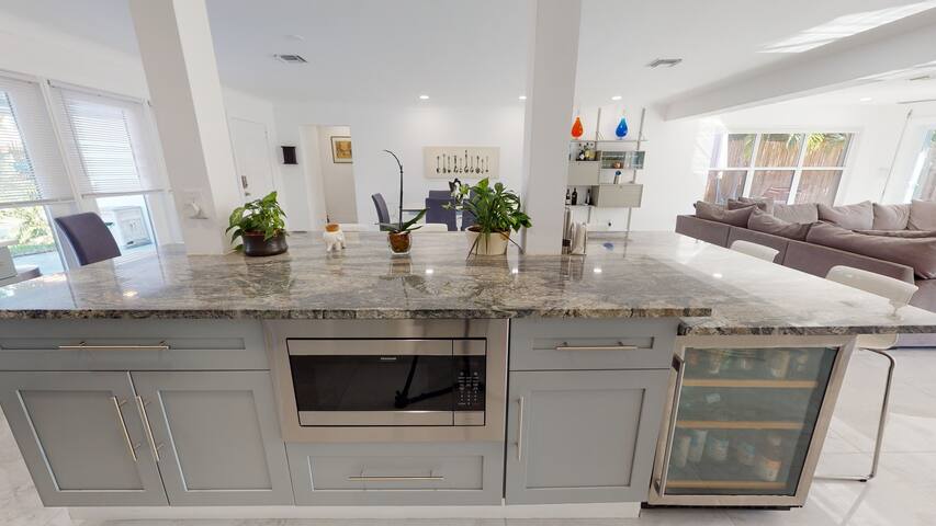 WatersEdge Walkto Beach LBTS 3/2 gallery image 4