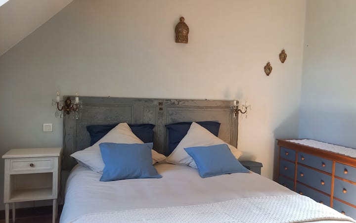 El dormitorio azul, con una cama de 160 x 200 cm.