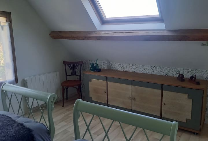 Dormitorio con 2 camas pequeñas