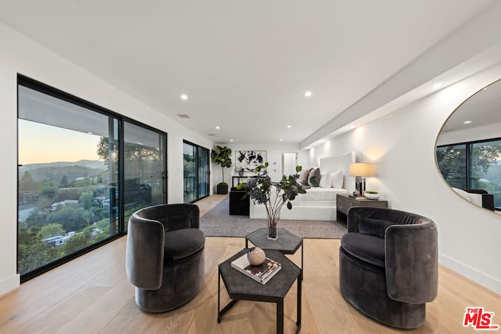 Масивна примарна спална соба со затемнети завеси (не е фотографирана)