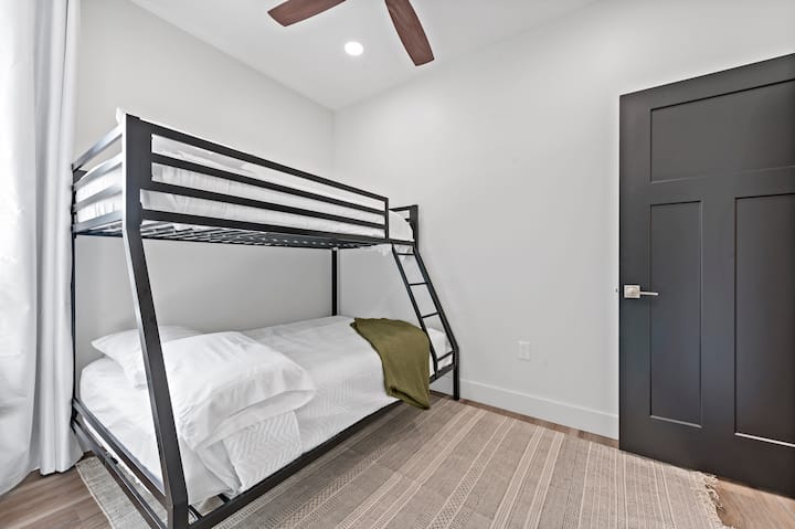 غرفة نوم بسرير بطابقين - مفردة مزدوجة.