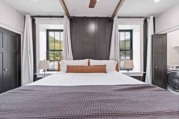 غرفة نوم رئيسية بسرير كينج.