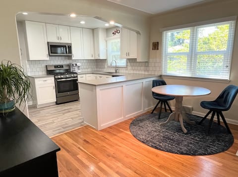 Cozy and clean dog-friendly Englewood home