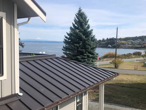 Spotless new guest suite! Walk into town!