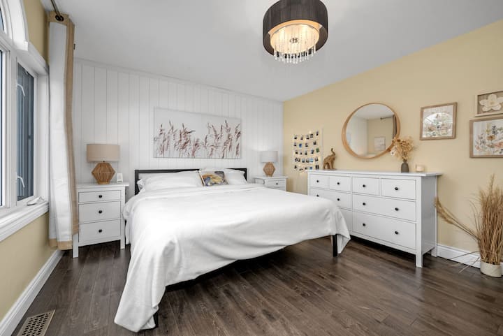 Relájate en nuestro espacioso dormitorio principal con una cómoda cama tamaño king, equipada con todos los elementos básicos, como plancha y ropa de cama adicional para una noche de descanso.