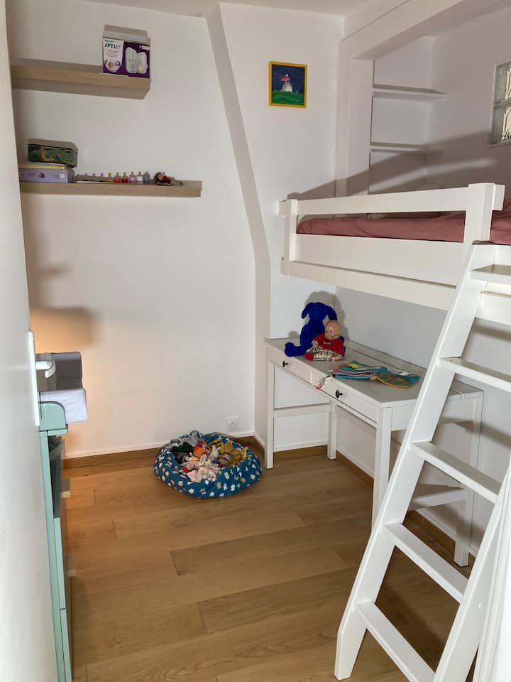 Habitación infantil, cama 180*90
Mesa para cambiar pañales