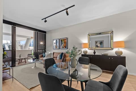 Top performing Airbnb: South Bank Sensational! ~ 1Bed,1Bath,1Car,Balcony in South Brisbane