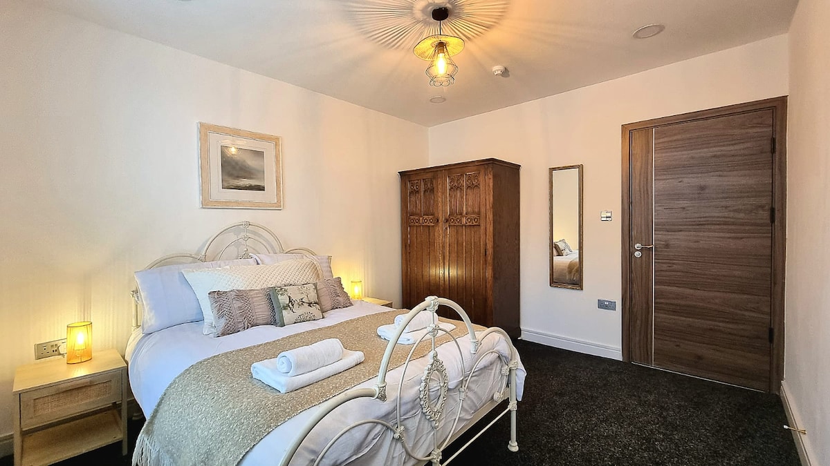 Des lignes propres, des teintes neutres et une proportion somptueuse donnent à cette chambre de taille généreuse une atmosphère spacieuse et épurée. Plongez dans le confort luxueux avec ce matelas de haute qualité avec ressorts de poche.