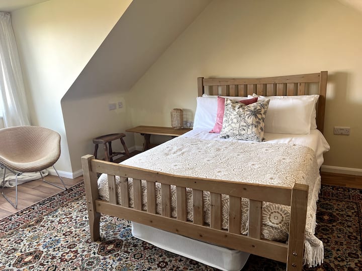 Podkrovná spálňa s manželskou posteľou na druhom poschodí