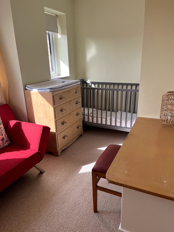 Malá izba s detskou postieľkou a rozkladacou pohovkou. Rozkladacia pohovka na požiadanie