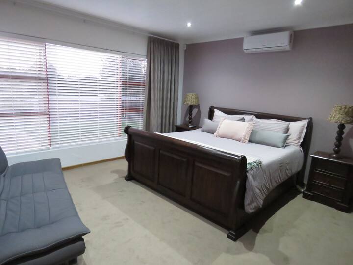 Главна спалня с голямо двойно легло и самостоятелна баня