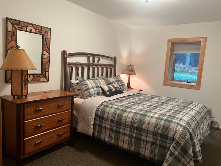 Bedroom 2- Queen Bed