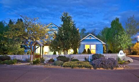 Blue Moon House and Cottage Downtown Ashland
