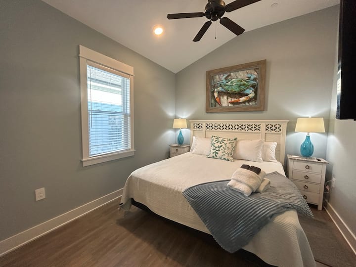 El dormitorio King está bien decorado y tiene techos de catedral.