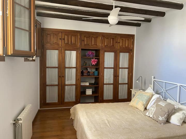 ห้องนอน 2 พัดลมเพดาน ห้องน้ำภายในห้องนอน