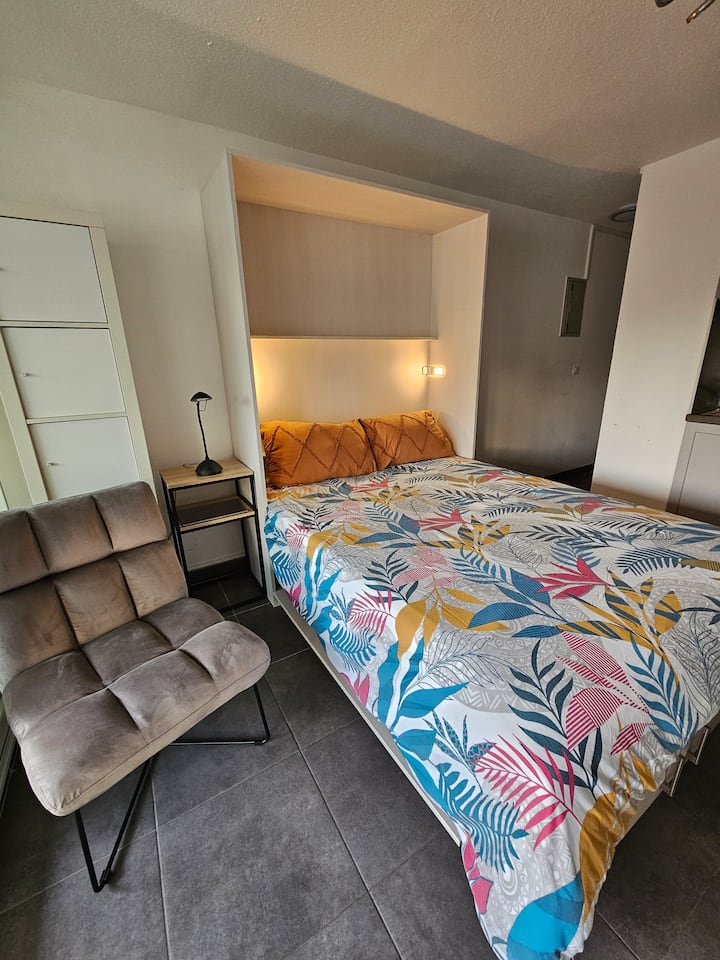 》Espace nuit avec lit escamotable 140 x 190 cm.
》Alèses, draps et taies d'oreiller non fournis. 