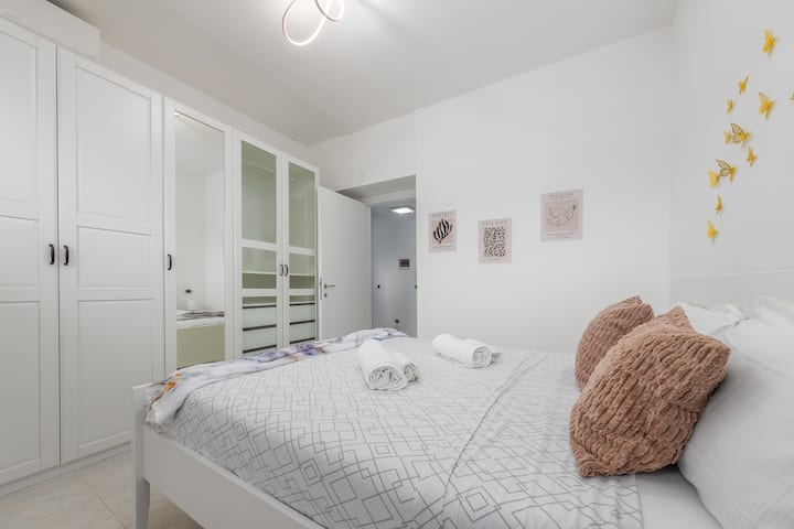 Spálňa so šatníkom a vstavaným zrkadlom - spálňa so šatníkom a integrovaným zrkadlom